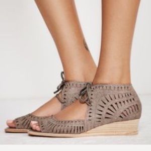 Jeffrey Campbell Rodillo low wedge